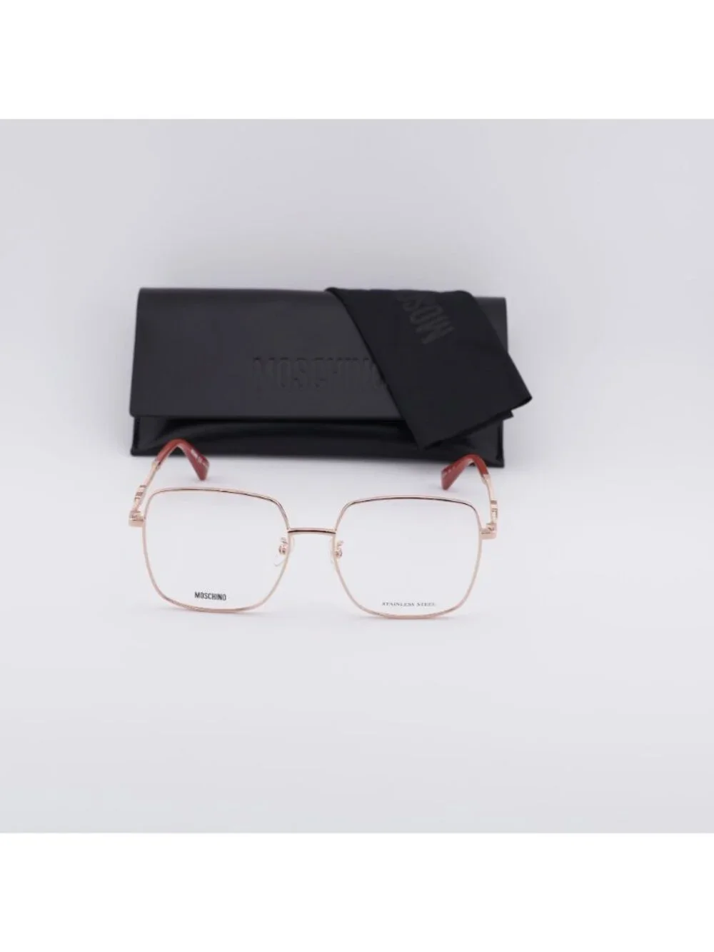 Moschino model mos615